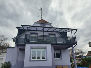 Photo de galerie - Fabrication et installation d’une structure métallique pour pergola avec toiture, permettant de protéger la terrasse de la pluie et du soleil.
Réalisation également du garde-corps en métal avec panneaux perforés, alliant sécurité, solidité et design. 
