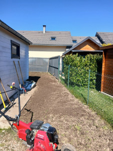 Photo de galerie - Préparation de terre : Binage thermique, decompactage manuel, retrait de racines et nivelage