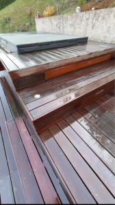 Photo de galerie - Pour un fidèle client, j’ai nettoyé sa terrasse en bois exotique, le bois était vert en sortie d’hiver. nous avons réussi à rattraper le bois comme neuf 