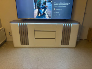 Photo de galerie - Montage de meuble bahut avec réglage de porte a niveau 