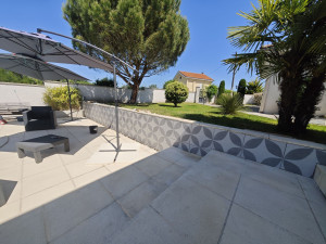 Photo de galerie - Projet muret extérieur (dépose ancien crépi ,préparation support ,pose carrelage grand format )