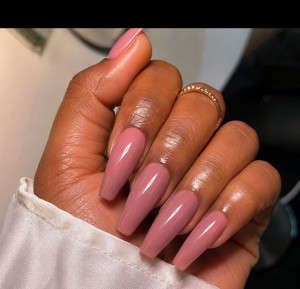 Photo de galerie - Pose d'ongles élégante réalité avec soin et finition professionnelle pour sublimer vos mains 
