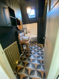 Photo de galerie - Réaliser du carrelage installation sanitaire et peinture tout avec soins 