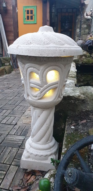 Photo de galerie - Potiche, Lanterne en ciment blanc . Pour extérieur.  40 kg
