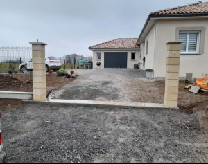 Photo de galerie - Pilliers en boisseaux avec semelle pour portail coulissant de 4M motorisé 