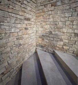 Photo de galerie - Pose de parements en pierre dans une cage d’escalier 