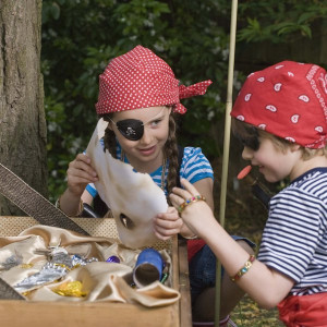 Photo de galerie - Animation chasse aux trésors pour un anniversaire fun et dynamique 
Des défis et des énigmes qui vous mèneront jusqu'au trésor ! 
Jusqu'a 14 enfants 
2  heures d'animations 
Enfants de 6 à 12 ans 