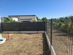 Photo de galerie - Clôture rigide avec lame, en composite gris. 