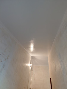 Photo de galerie - Peinture plafond avant tapisserie 