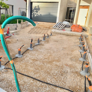 Photo de galerie - Début de chantier allée extérieur pose de spot au sol