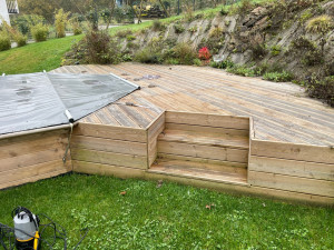 Photo de galerie - Piscine bois plus terrasse lame en bois