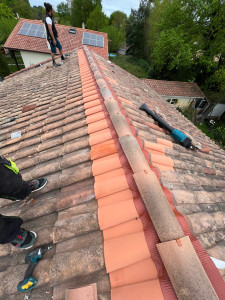 Photo de galerie - Mise en place du nouveau faîtage