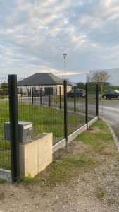 Photo de galerie - Pose de 44m de clôture rigide avec plaque de soubassement