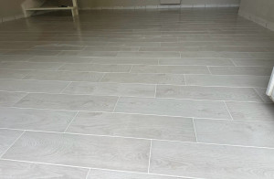 Photo de galerie - Pose carrelage imitation parquet (rénovation appartement) 