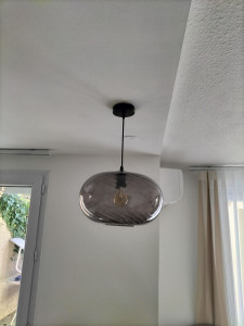 Photo de galerie - Installation d'un lustre.