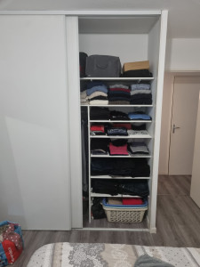 Photo de galerie - Montage d'étagères dans une armoire de chambre.