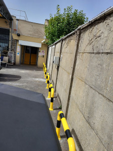 Photo de galerie - Installation de barrière de protection pour protéger une mur de séparation entre un parking d'entreprise et particulier.
