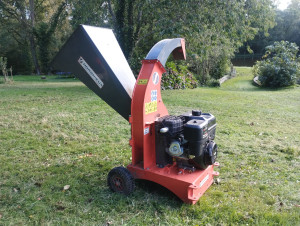 Photo de galerie - Broyeur de branche pour faire du BRF et pailler vos allées de jardin. Fini les tours en déchetterie 