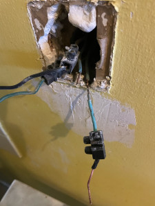 Photo de galerie - Changement de prise sur dépannage d’urgence isolation brûlée 