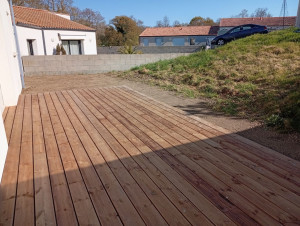 Photo de galerie - Réalisation d'une terrasse bois avec apport de terre et engazonnement.