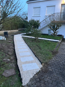 Photo de galerie - Décaissement pose de bordure, pose de pas japonais entouré de gravier