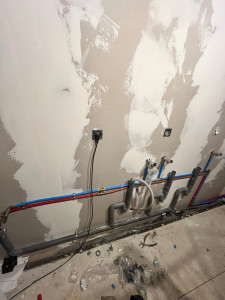 Photo de galerie - évacuation sanitaire + arrivée eau chaude et froid 