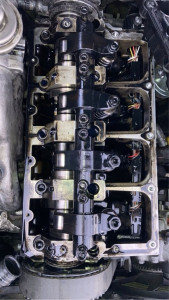 Photo de galerie - Remplacement de piéces dans la culasse d'un moteur diesel