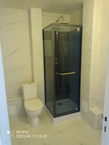 Photo de galerie - Pose de WC et cabine de douche 