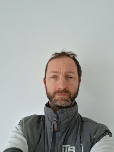 Photo de galerie - Me voici à visage découvert en tenue de chantier. 