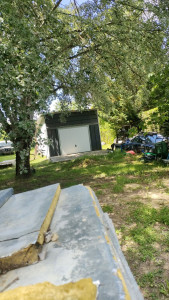 Photo de galerie - Pose d'un portail à bascule et bardage en panneaux sandwich