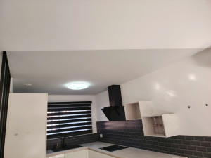 Photo de galerie - Mise en peinture plafond cuisine couleur gris avec démarcation 