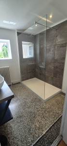 Photo de galerie - Remplacement d'une baignoire par un bac à douche avec reprise de la plomberie et finitions soignées. Une solution pratique, moderne et adaptée à vos besoins.