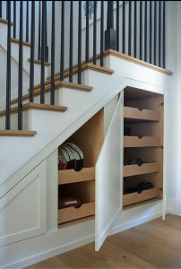 Photo de galerie - Agencement sous escalier  Description : création de placards encastrés avec portes discrètes, tiroirs coulissants, et finitions bois naturel pour optimiser l’espace perdu sous les marches. Format malin et parfaitement intégré. () 