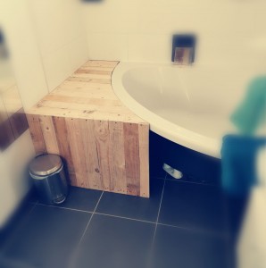 Photo de galerie - Habillage de baignoire en bois de palettes, poncé et traité pour les milieu humide. 