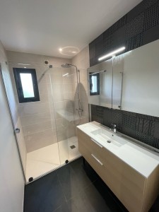 Photo de galerie - Pose d’un meuble vasque 120 avec la parois de douche rothalux  armoire de salle de bain avec miroir 