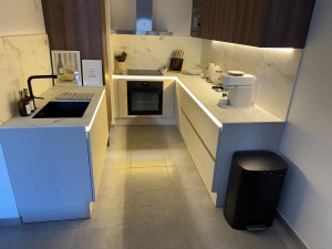 Photo de galerie - Installation et raccordement électrique dans une cuisine rénovée : prises, éclairage et alimentation des équipements.