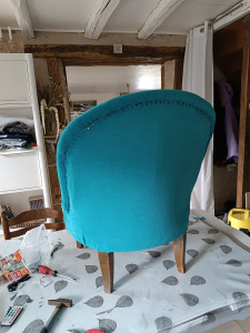 Photo de galerie - Fauteuil crapaud complètement refait, toile changé pour une amie, elle était ravie 