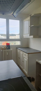 Photo de galerie - Installation meubles avec découpe plan de travail 
prise encastré dans plan de travail 