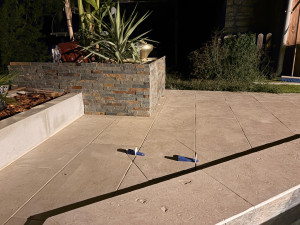 Photo de galerie - Fabrication de jardinières avec pierre de parement et carrelage + margelles autour de la piscine 