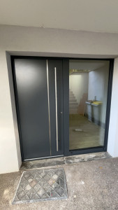 Photo de galerie - Pose de porte d’entrée aluminium