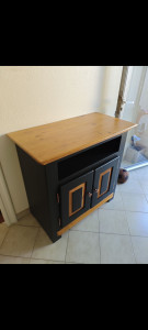 Photo de galerie - Rénovation d'un meuble ancien en bois, ponçage, décapage, réajustement, modification, peinture, vernissage. 