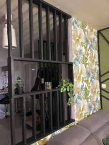 Photo de galerie - Réalisation d’une cloison ajourée en bois et pose papier peint 