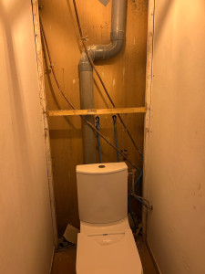 Photo de galerie - Réalisation d’un habillage technique pour WC avec création de cloison, coffrage des canalisations et finitions soignées.