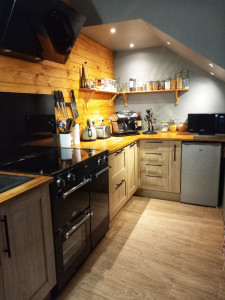 Photo de galerie - Rénovation totale de la cuisine (montage de meuble en kit, découpe du plan de travail, installation de spots et d'électroménagers fabrication et pose d'étagères)