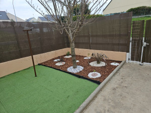 Photo de galerie - Création  aménagement  de cour pelouses  artificielle et décoration  plantation .