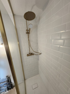 Photo de galerie - Création d'une douche en carreaux style métro 