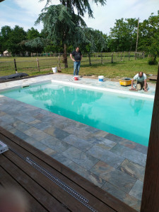 Photo de galerie - Réalisation d'une pose carrelage autour d'une piscine avec mon oncle que j'aimais tant 