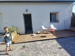 Photo de galerie - Création terrasse en bois pour entrée de maison 