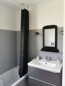 Photo de galerie - Rénovation d'une salle de bain, changement de la baignoire, meuble lavabo, faïence, rideaux, miroir...