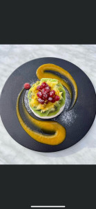Photo de galerie - Pavlova au fruit de saison, crème fraîche d’Isigny, boule de glace vanille 